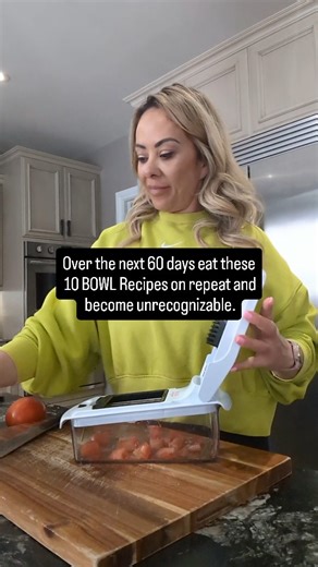 Menopause Fat loss Coach on Instagram: "If your goals is fat loss over 40, then you have to ensure you get enough protein in your diet so that you do not lose muscle mass. These quick and easy bowls are between 35-48g protein and under 520 calories. 1. Mediterranean Chicken Bowl (380 cals) 4 oz grilled chicken, ½ cup quinoa, ½ cup cucumber/tomato, 2 tbsp tzatziki 38g P | 34g C | 10g F 2. Salmon Power Bowl (410 cals) 4 oz baked salmon, 1 cup spinach, ½ cup roasted sweet potato, 1 tbsp olive oil 3
