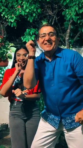 hice que mi abuelito aprendiera a hacer el clock woah, háganlo viral🥺 #fyp #foryoupage #foryou #trend #clockwoah