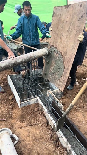Đổ bê tông móng đơn