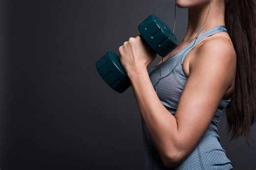 5 exercícios práticos para fortalecer e definir seus braços em casa