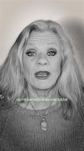 FØRST NU FORSTÅR JEG INTET flytter ind på Hippodromen! Pernille Højmarks musikforestilling var egentlig udsolgt… Men så tænkte vi: Lad os gøre plads til flere! Derfor rykker vi forestillingen ind på Hippodromen, Folketeatrets næststørste scene. Her kan du opleve Pernille Højmarks stærke, ærlige og musikalske one-woman-forestilling om modgang, kampe og skelsættende livsøjeblikke. Med sin velkendte humor, sin skarpe tunge – og en sårbarhed, de færreste kender hende for – tager Pernille publikum me