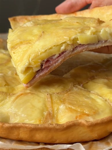 I officially declare raclette season open!! 🐷🧀🥔 So handy when you have leftover raclette and want to gain 10kg 😋 Enjoy, friends 🫶 #raclette #tart #recipeidea #easyrecipe #cooking