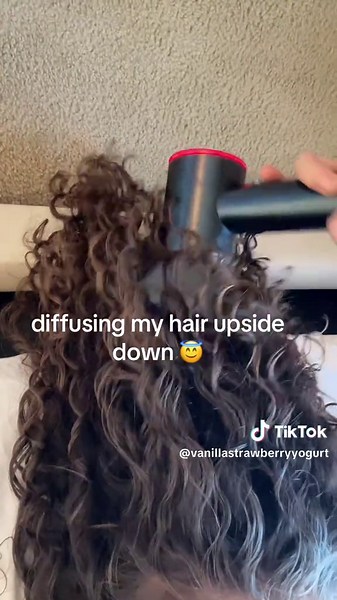 Diffusing Curly Hair Upside Down: Quick Method for Defined Curls