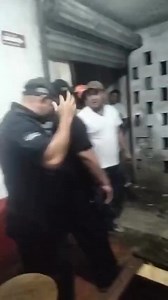 DIRECTOR DE LA #POLICIA DE #TIXKOKOB HACE SU #ESCÁNDALO EN CANTINA TIXKOKOB YUCATÁN .- El Director de la #Policía Municipal de Tixkokob, fue evidenciado en las redes sociales por medio de un #vídeo, en el que afirman que se encuentra en una cantina en estado de ebriedad, vestido de civil y en donde presuntamente agredió a una mujer. Al lugar llegaron oficiales, pero no lo detienen, solo se limitan a calmarlo y sacarlo del bar. En el video también se observa cómo el director amenaza a los parroqu