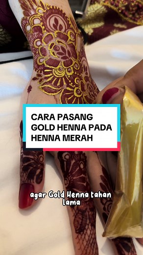 Tutorial Pasang Gold Henna untuk Tatanan Henna Merah yang Mewah