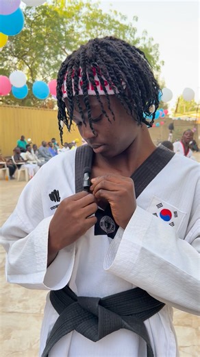 Si tu n’as pas ceinture noire, ne ris pas😂🙈 Affaire de test micro là Mako Fiz le chinois noir 理查德 a pris ça au sérieux. Et voilà ce qu'il a provoqué 🤣 En tout cas, Bonjour 😄 Parler chinois en 2026 au centre Don Bosco Centre Culturel et Sportif Amitabha - Kung-fu Am | Réservation pour la rentrée d'avril : 66 19 40 49 ou 66 07 07 00 | KS Aline