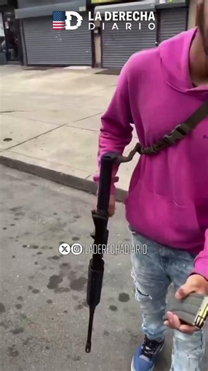 🚨🇺🇸 | FILADELFIA ESTÁ ABANDONADA: Un adolescente de Filadelfia se vuelve viral por portar abiertamente un rifle automático para caminar con seguridad por las calles de las ciudades demócratas.