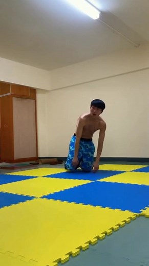 💪 Shocking! Unbelievable Gymnastic Push-Up Drop on Floor #calisthenics #gymnastics #pushup #extremeWitness the **ultimate** display of strength, control, and body weight mastery! This athlete performs an advanced gymnastic push-up variation on a brightly colored foam mat (the setup). The focus is on perfect form and immense upper body strength, establishing the high-level **conflict** of the movement. He executes a series of controlled, single-leg elevated push-ups. But what happens next will s