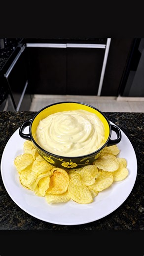MAYONESA CASERA CREMOSA 🥚🧄 . . . Ingredientes: * 500 ml de aceite vegetal * 2 huevos grandes * 1 cucharadita de sal * 1 cucharadita de pimienta * 1 cucharadita de mostaza * Jugo de 1 limón #viral #reels #tendencia #fly #mayonesa