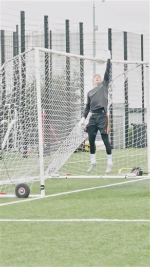 How far off your line should you be? Crossing position with Pro GK #goalkeeper #goalkeepertraining