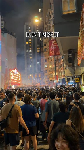 Tai Hang Fire Dragon Festival “I am absolutely amazed of what those dancers are carrying, spinning the structure while the ashes of the incense sticks keep dropping. Seeing it live is genuinely stunning.” (Link in comments) #hongkong #news #goldenweek #dragondance #firedragon #dance #news #everybitlocal ————————————- Fire Dragon 🐉 Dance ————————————- A historical event of Chinese Tradition Originated in 1880 The tradition of the Tai Hang Fire Dragon Dance can be traced back to the sixth year of