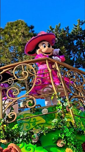 Disneyland Paris, Minnie in a beautiful spring dress! Mickey and Goofy, too! Disney Stars on Parade