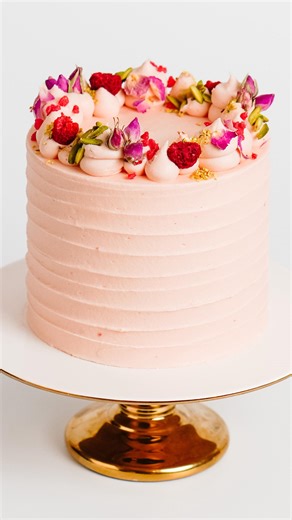 Your daily dose of satisfaction. ✨ There is nothing more mesmerising than watching that perfect, rustic buttercream finish come together. We’re adding the finishing touches to our signature Rose, Raspberry & Pistachio Cake—a flavour trio as dreamy as this process. Who else could watch this on loop? 🙋‍♀️ | ANNA Cake Couture