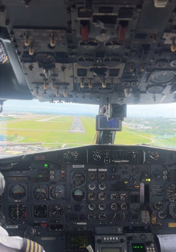 Boeing 737-200 Landing at RPVM: Pilot Insights