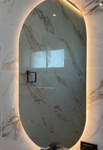Instalación de 8 espejos decorativos ovalados con luz cálida