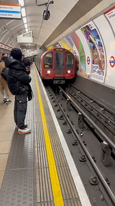 1.1M views · 10K reactions | London Underground Train #londonwalk #London2025 #LondonStreetWalk #londonunderground | We Love London | Facebook