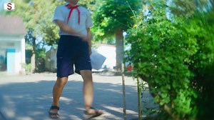 GIỮ LẠI NIỀM VUI ĐẾN TRƯỜNG 💫 Ở những điểm trường còn thiếu thốn, việc học của các em nhỏ vẫn xoay quanh sách giáo khoa cũ, bàn ghế đã mòn, và rất ít học cụ trực quan để các em có thể khám phá thế giới học tập đầy màu sắc của riêng mình. 🏫 Môi trường học tập chưa đủ điều kiện để trí tưởng tượng ấy được nuôi dưỡng và phát triển. Các em mơ ước được nhìn thấy bài học bằng hình ảnh sinh động, được chạm, được thử và được trải nghiệm, thay vì chỉ học qua những trang giấy khô khan. Nhưng với nhiều em