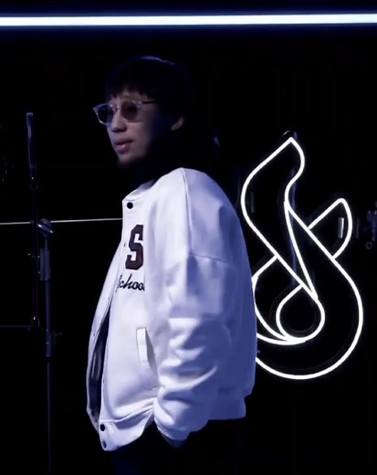 Musical Performance by QAZ_MUZ Featuring Unique Visuals