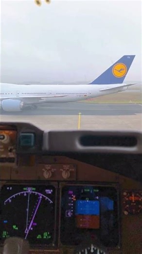 Watching the Boeing 747-8i from the cockpit of the Boeing 747-400 #boeing #boeing747 #aviation