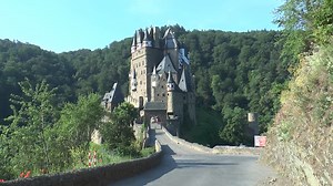 Lisa Heinroth entdeckte für Sie die wundervolle Burg Eltz und machte eine Tour durch das gesamte Burggelände. Sehen sie selbst, was Sie bei Ihrem Besuch auf Burg Eltz erwartet! | TV Mittelrhein