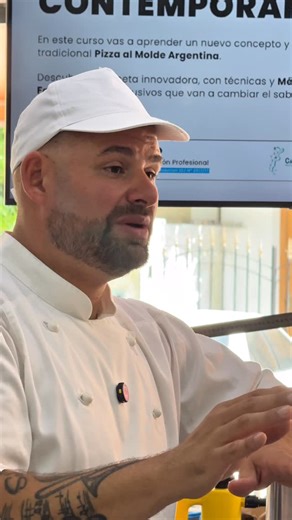 Gonzalo Dacovich | Maestro Pizzero on Instagram: "El que pide Pizza en caja ya sabe lo que va a recibir. Sabe que no es la misma Pizza que sale del horno y se come en el lugar. Y aun así, la pide igual. El delivery no se trata de perfección, se trata de conveniencia. El cliente que no quiere salir de su casa paga por eso. Sabe que la Pizza puede llegar tibia, que la Muzzarella cambia y que la experiencia es distinta. Ahí está la clave: entender que son dos experiencias diferentes. La Pizza en ca