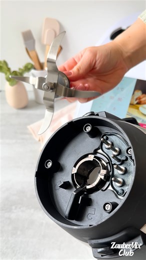 ✨ Anfänger-Tipp 1: Messer richtig ein- & ausbauen ✨ Eine der häufigsten Fragen, die ich von euch bekomme: „Wie baue ich das Messer im Monsieur Cuisine richtig ein – und wie wieder aus?“ 🤔 🔧 Gerade am Anfang ist das total normal und fühlt sich oft komplizierter an, als es eigentlich ist. Im Reel zeige ich dir die einfachste Anleitung, Schritt für Schritt. 😍 Hattest du damit auch mal Probleme – besonders als MC-Neuling? 🙈 💡 Noch mehr Monsieur Cuisine Basics? Im ZauberMix Club findest du über 