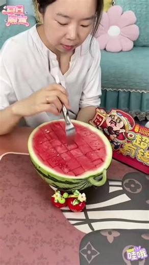 夏天到了，又大又圆的西瓜少不了，快来试试这个切西瓜神器吧！