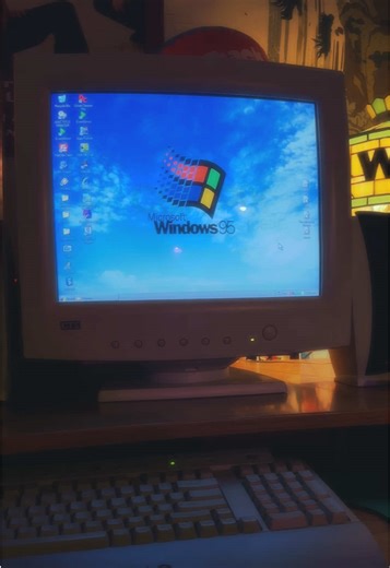It’s 1995, you just installed windows 95 for the first time…you turn on the windows lamp and goto pizza.net to order dinner. #vintagecomputer #windows95 #deadmedia #vaporwave #90sthrowback