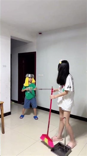 Sister Hits Brother with Hand Slap 👋🤣#3xSibling #SiblingPranks #FunnySiblings #FamilyPrank