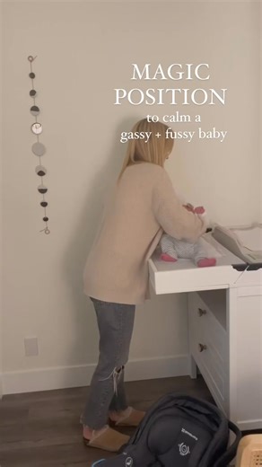 Some families say this is the best thing they learn from me 😉 Babies LOVE tummy pressure! Which is why they often don’t seem comfortable on their backs. Any position with pressure on their bellies, knees up and of course the classic ‘mom bounce’! This is my go-to and I find most babies love it! I’ve been pooped on many of times with this one 🫠 How to do it…. -Bend the babies legs up towards their tummy…this seems to feel really good for them (this is the KEY) like they are sitting in a chair �