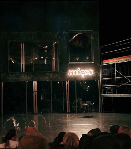 Ten tłum zdecydowanie zrobił bum! 💥 Musical „1989” w reżyserii Katarzyny Szyngiery, nazywany często polskim Hamiltonem, to zdecydowanie jeden z lepszych tytułów, który oferuje nam obecnie polska scena musicalowa! 🔝 Tu zgadza się naprawdę wszystko. Warstwa wokalna, choreograficzna, aktorska, scenograficzna… Co więcej, mimo na pierwszy rzut oka niezbyt ciekawej, historycznej tematyki, tytuł ten przyciąga zawsze pełną salę widzów, a zdobycie biletów często graniczy z cudem. Warto, naprawdę warto