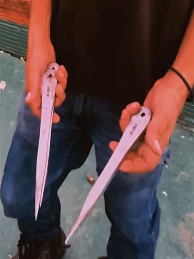 Stingers @ACEJET #nospinknives nospin practice on the mantis range with my #acejet #stingers #trini #knifethrower