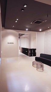 A highlight of Milano Design Week 2025, the Glamora showroom welcomes visitors all year round, offering a direct and immersive experience. On the walls, alongside other Glamora collections, the wallcoverings from the Tramae Collection reveal themselves through textured patterns, a story to be explored up close. Book your free visit at: https://www.glamora.it/xx/glamora-showroom | GLAMORA