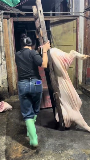 How to Transport Pork Easily with a Mobile Rack