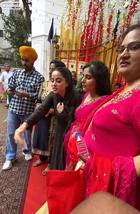 2.6M views · 54K reactions | Urfi Javed aayi Gurudwara... sabko prasad diya Sab log surprise ho gaye Urfi ko dekh ke aur selfie lene aaye. Many took their phones out and started taking videos while some even came in to take selfies with her! "Garam hai, garam hai. Araam araam se" she said while giving prasad to the camera teams珞 | Voompla | Facebook