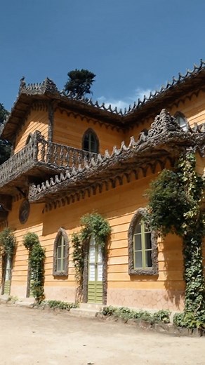 A Serra de Sintra é um local tão especial que a Unesco criou uma categoria própria para classificá-la como Patrimônio Mundial da Humanidade em 1995. A categoria criada foi a de Paisagem Cultural de Sintra que demonstra toda a plasticidade, toda a beleza e toda a história que existe neste local. O Chalé da Condessa D´Edla é um dos monumentos que compõem a Serra de Sintra. Localizado de forma estratégica a poente do Palácio da Pena, o Chalet foi construído a mando do rei-consorte D. Fernando II pa