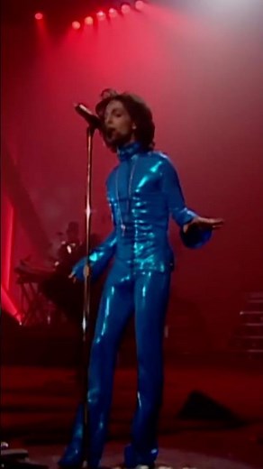 Have you seen this iconic Prince performance of "Kiss" live at ​⁠‪@PaisleyPark‬ in 1999? 💜