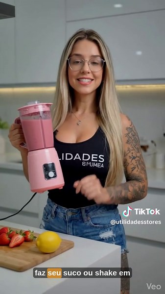 Mini Liquidificador Compacto Portátil (Mixer Recarregável - Rosa) 🍓💖 Sua dose diária de saúde e praticidade em qualquer lugar! O Mini Liquidificador Portátil na cor Rosa é o acessório perfeito para quem tem uma rotina agitada e não abre mão de shakes, sucos e vitaminas feitos na hora. Design Ultra Portátil: Compacto e leve como uma garrafa comum, cabe perfeitamente na sua bolsa da academia, mochila ou lancheira do trabalho. Totalmente Recarregável via USB: Equipado com bateria de longa duração
