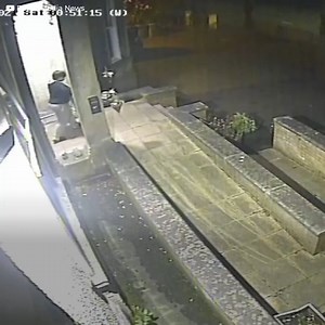 25K views · 97 reactions | Deze man leek het vuilnis buiten te zetten, maar de werkelijkheid was heel anders. Uren eerder had hij een einde gemaakt aan de dromen van zijn geliefde zus en zonder zich om haar te bekommeren wilde hij het bewijs in de vuilnisbak verstoppen. | Mysteries | Facebook