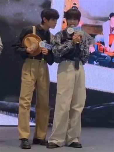 JL: if the world was ending — I wanna be with you Steven: Aaaahhh me? 🥹 Han & Jeongwoo: no no no GIRL THE GREAT WALL OF JL #STEJAY #HANEULZ #SEOJAY — 251227 Pop Merch China Offline FS Event in Shanghai Crdts : @Chel_main_ 🫶🫶 @AHOF #아홉 #fyp