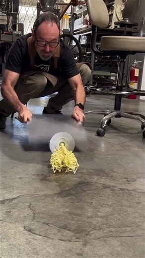 @nemomatic assembles a @theojansen official model kit—a miniature Strandbeest inspired by the le