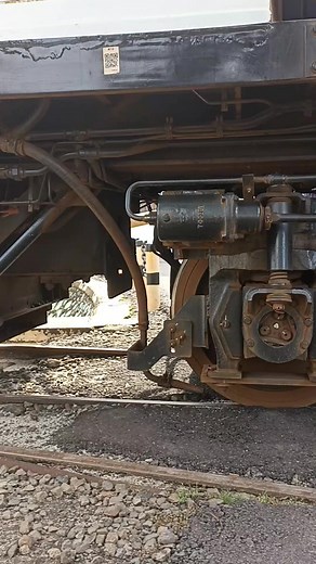 Ketika roda kereta api melewati rel yang tidak di sambung #keretaapi #reels #jangkauan #railways #train | Rail Train