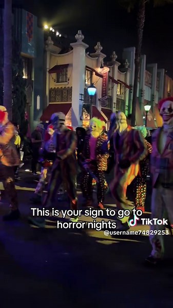 Please get the express pass😭🙏🏽#halloween #hhn #fyp #spooky #season