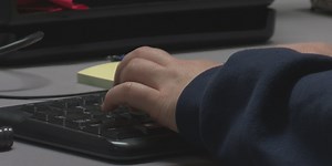 Folks using artificial intelligence for online shopping & chat bots
