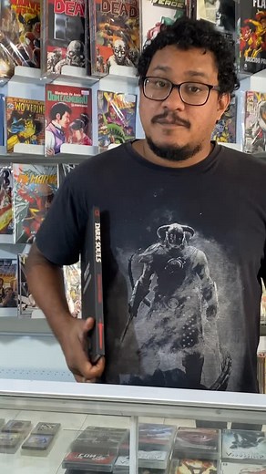 O Dark Souls – Design Works chegou na Garagem com tudo 🔥🌪️ Concept arts, comentários dos criadores, mapas e esboços raríssimos desse universo inesquecível! Se o Dark Souls te marcou, você precisa desse livro 🤩📚 📍Rua Sacramento 160, Campinas/SP ☎️ (19) 99622-7828 #comics #desconto #videogames #game #manga #geek #retrogames #campinas #instagramreels #fyp #actionfigure #graphicnovel #nerd #darksouls | Garagem Comics