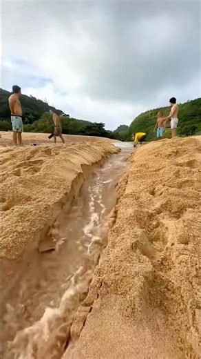 The men got into trouble when the river flowed into the sea 😱 #shorts #shortvideo #shortsviral
