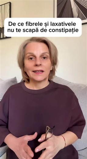 Dacă ai constipație de ani de zile și încă te bazezi pe laxative și fibre, problema nu este lipsa scaunului zilnic, ci cauza din spatele constipației. Laxativele pot funcționa temporar, dar în timp intestinul se obișnuiește și devine mai leneș. Fibrele, atunci când există deja balonare și blocaj, pot agrava simptomele: mai mult volum, mai multă presiune, mai multe gaze. După ani de constipație, intestinul este adesea inflamat, iar flora intestinală dezechilibrată. De aceea apar balonarea, crampe