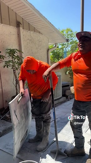 Humor en la construcción: ¡Muévete, pendejo!