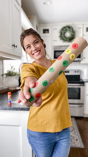 LETTER MATCHING TP ROLL! 🧻 Reduce, reuse, recycle, and expose your child to letters in creative ways that keep them engaged! Letter recognition is all about repetition and consistency. How boring would it be to practice letters in the same way over and over again? Even better, this activity can be used for numbers, colors, and shapes as well! It’s perfect for at-home practice or can be a quick task while waiting at a restaurant or the doctor’s office. Why not learn on-the-go? What other skills 