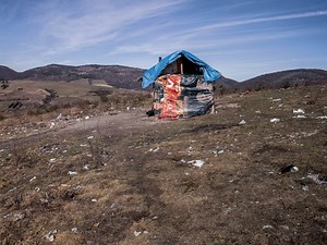 Poslanci mieria do osady na Slovensku, v ktorej deti trpia hladom a zimou a rodiny tam žijú ako v stredoveku | TVNOVINY.sk